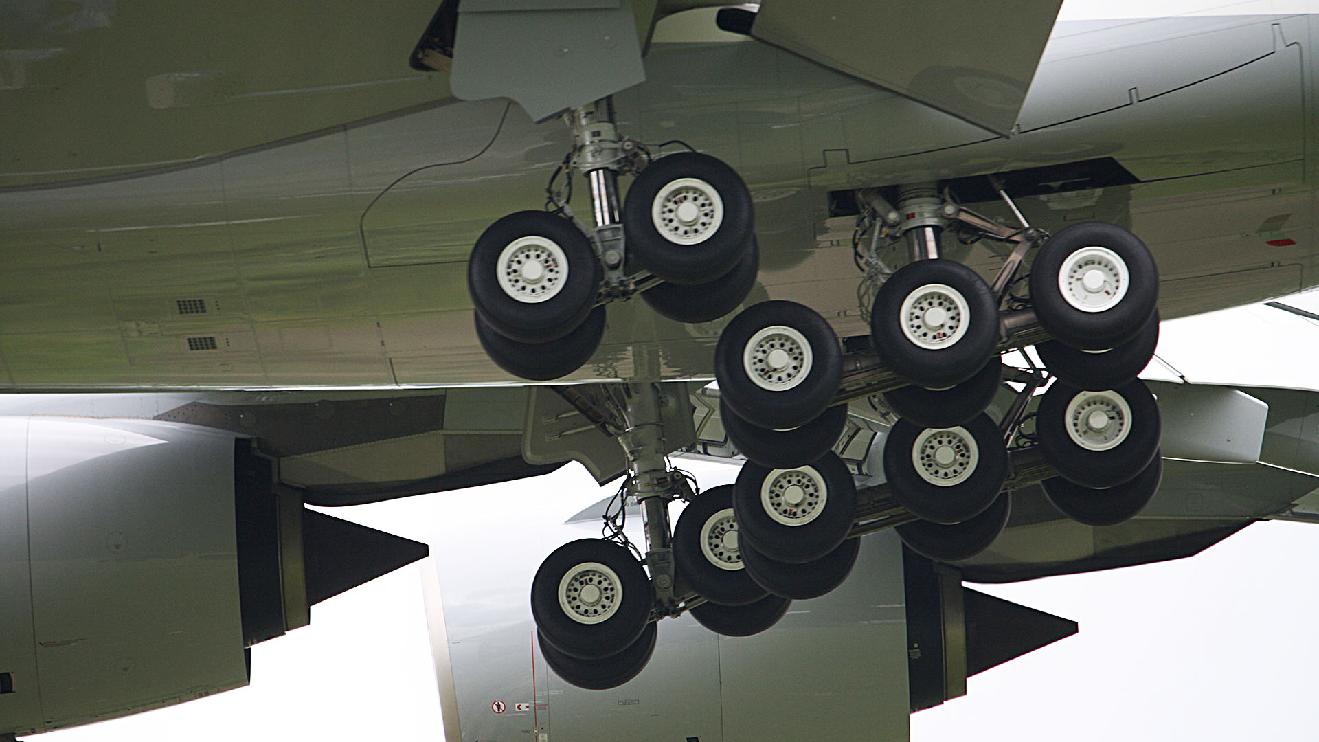 Die Reifen von Flugzeugfahrwerken hinterlassen Gummiabrieb auf den Landebahnen.