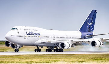 Cleaning aircraft with dry ice blasting