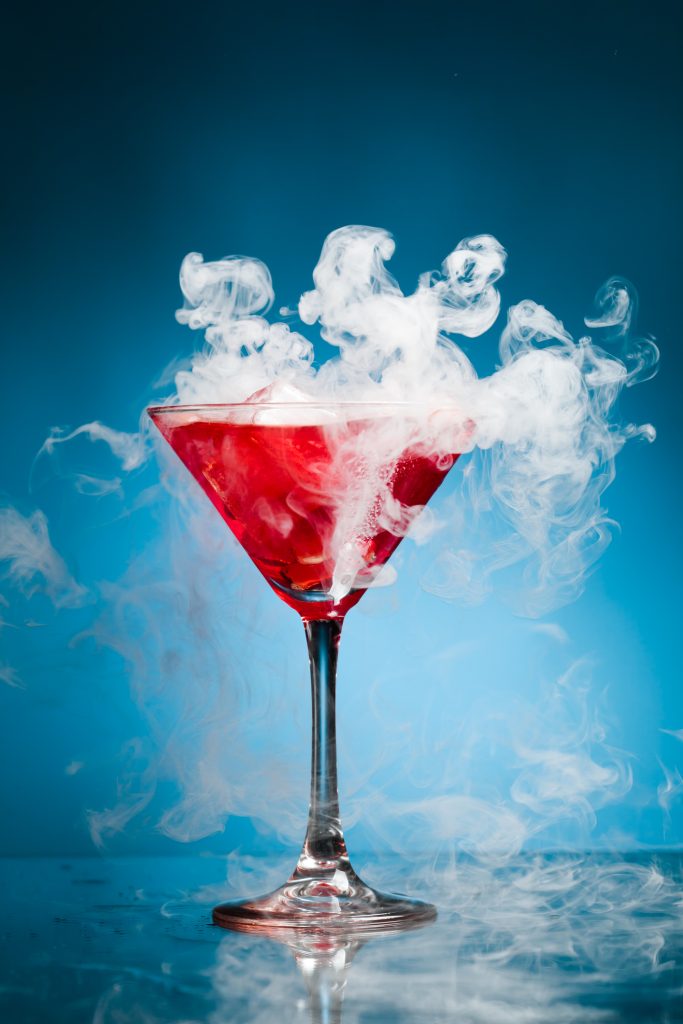 De la glace carbonique pour décorer les cocktails