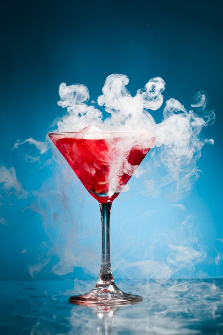 De la glace carbonique pour décorer les cocktails