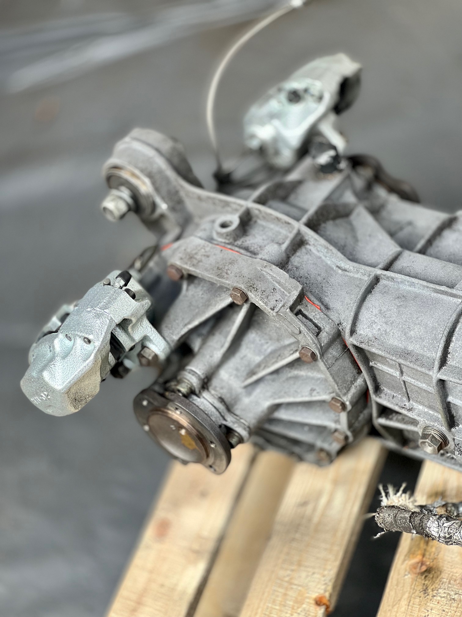 Use of dry ice blasting in the automotive sector for targeted cleaning
