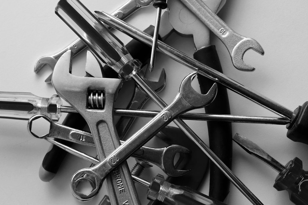 Werkzeug mit Trockeneisstrahlen reinigen