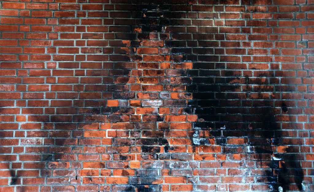 Ruß von Mauerwerk mit Trockeneisstrahlen entfernen